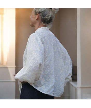 Blouse Miléna - broderie fleurie ivoire sur crème hantent personnes